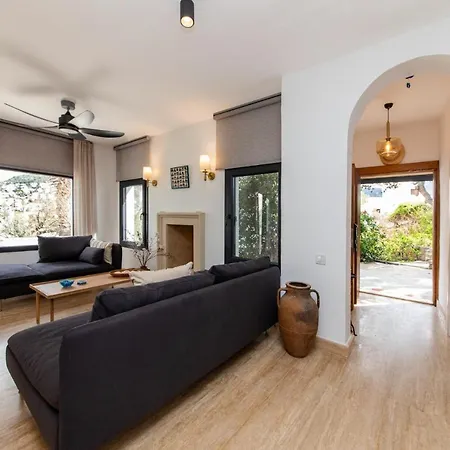 Spacious With Terrace And Sea View In Bodrum Villa